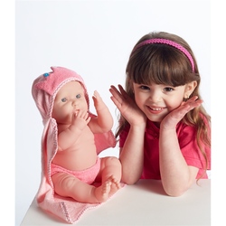 Bebelus fetita cu prosop cu gluga