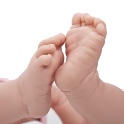 Jucarie Bebe baiat 43 cm costum vara bleu si paturica