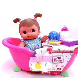 Bebe in cadita roz cu accesorii