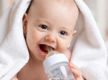 de la cate luni se da apa la bebelusi