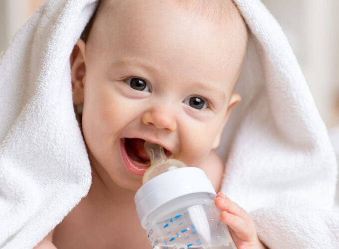 de la cate luni se da apa la bebelusi