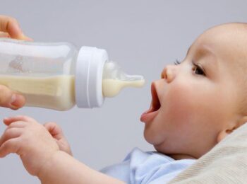 cati ml de lapte bea un bebe