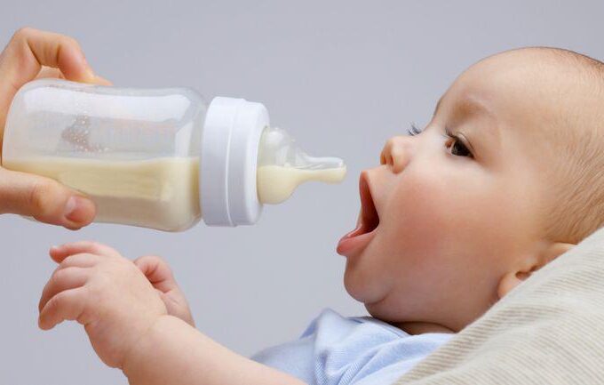 cati ml de lapte bea un bebe